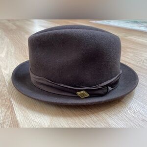 Vtg Stacy Adams brown wool felt pinch front hat size medium silky band gold pin